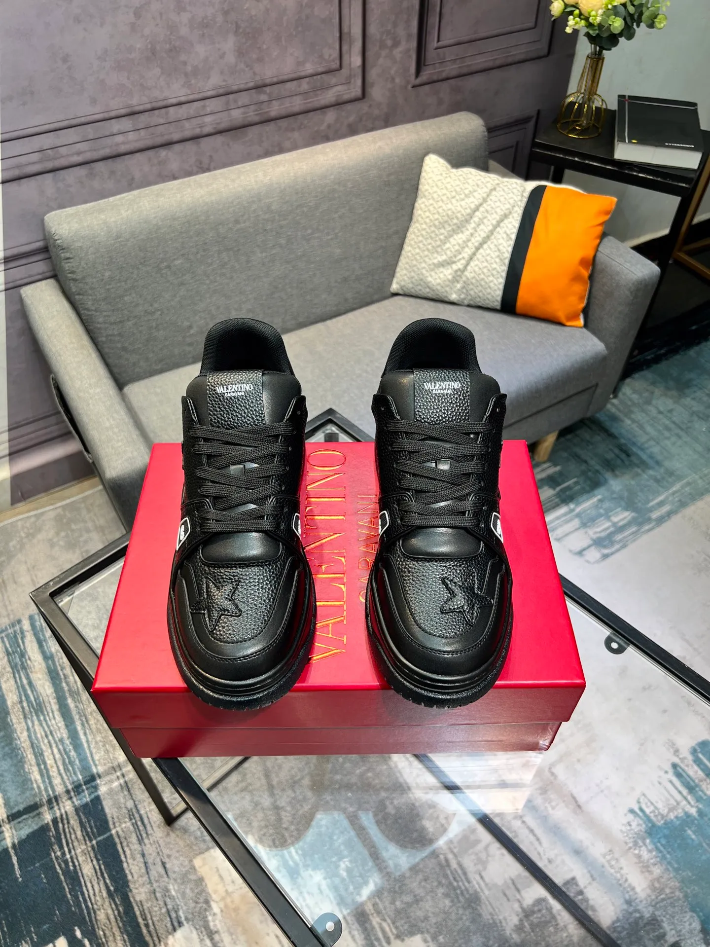 Men's Men's Shoes 💰660 Valentino 2023 early autumn new star shoes are now online! Wang Hedi and Ren Jialun have been worn by many celebrities. Who can refuse the same couple shoes as Wang Hedi! The design of Stars Stab My Heart is cool and spicy. The material of the shoes is cowhide, and every color is beautiful! Size 35-40, men’s size 39-44 (women’s 41, men’s 38, 45🉑️customized)